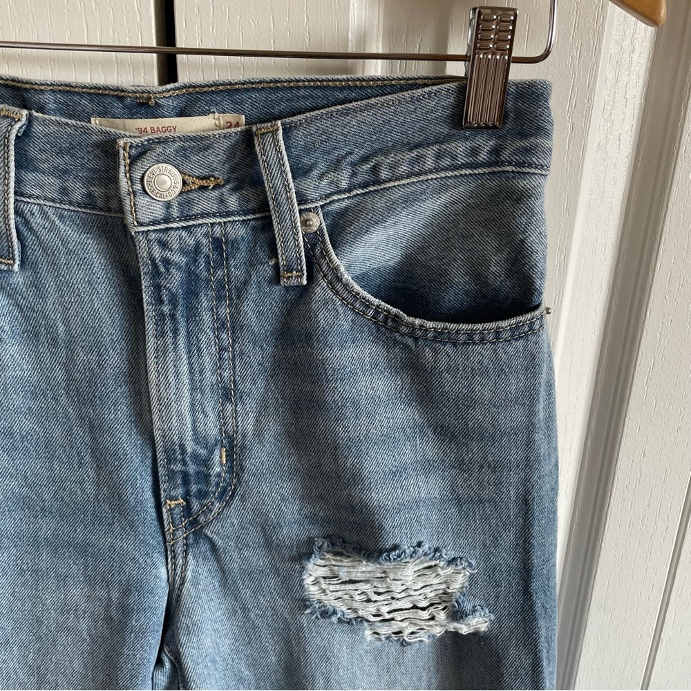 Levi’s ‘94 Baggy Jeans Womens 24 Light Wash Blue Distressed High Rise Skater EUC - Picture 4 of 14